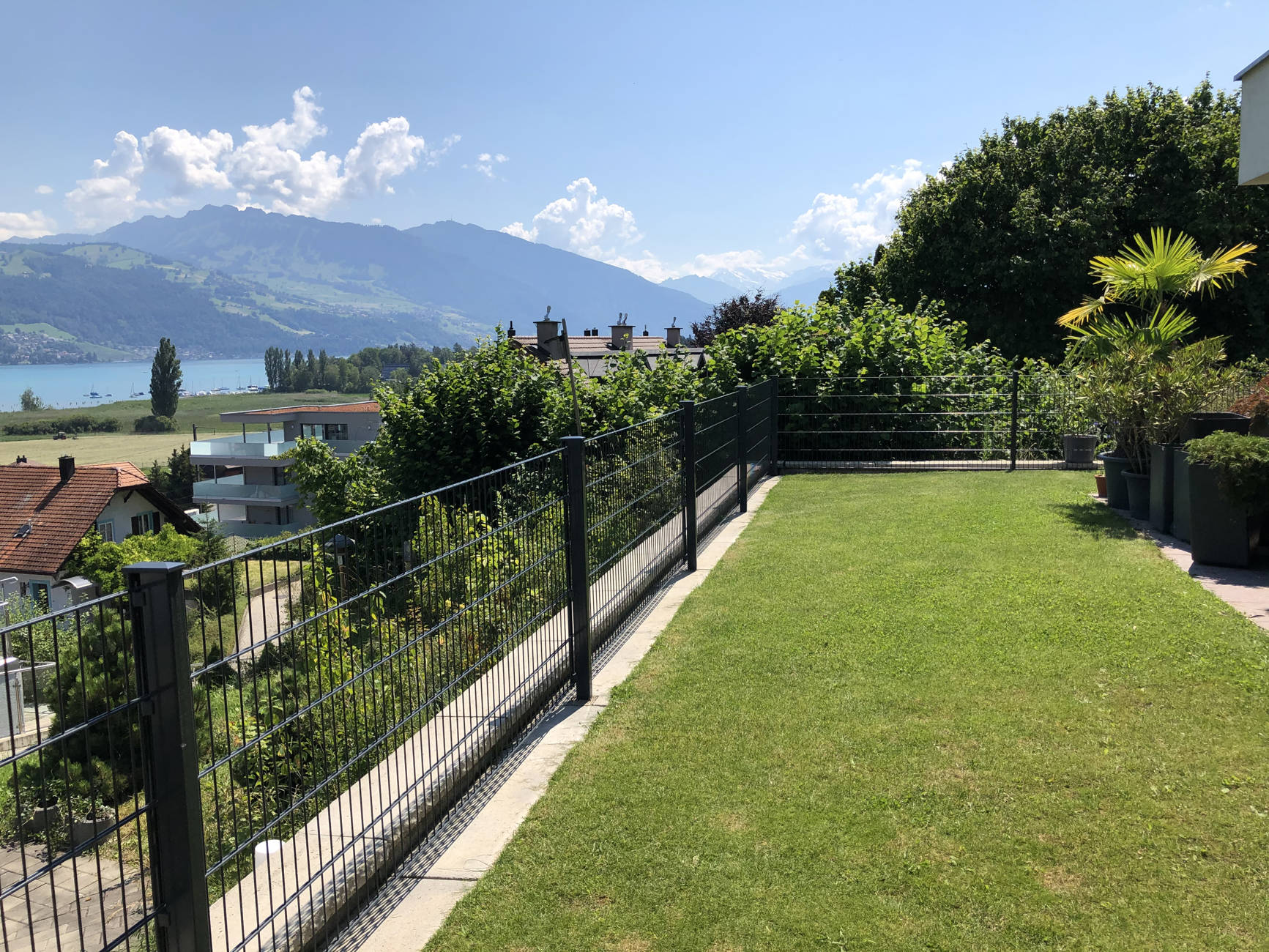 Gartenzaun Doppelstabmattenzuan Spiez Thun Bern Interlaken Berner Oberland von Niederhäusern AG Metall- und Stahlbau Vonag