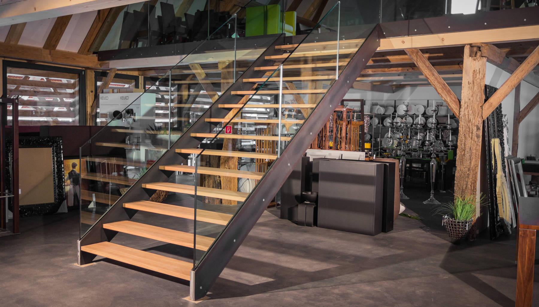 Metalltreppe Stahltreppe Glasgeländer Holztritte Thun Gstaad Zweisimmen Spiez Thun Bern Berner Oberland von Niederhäusern AG Metall- und Stahlbau Erlenbach Vonag