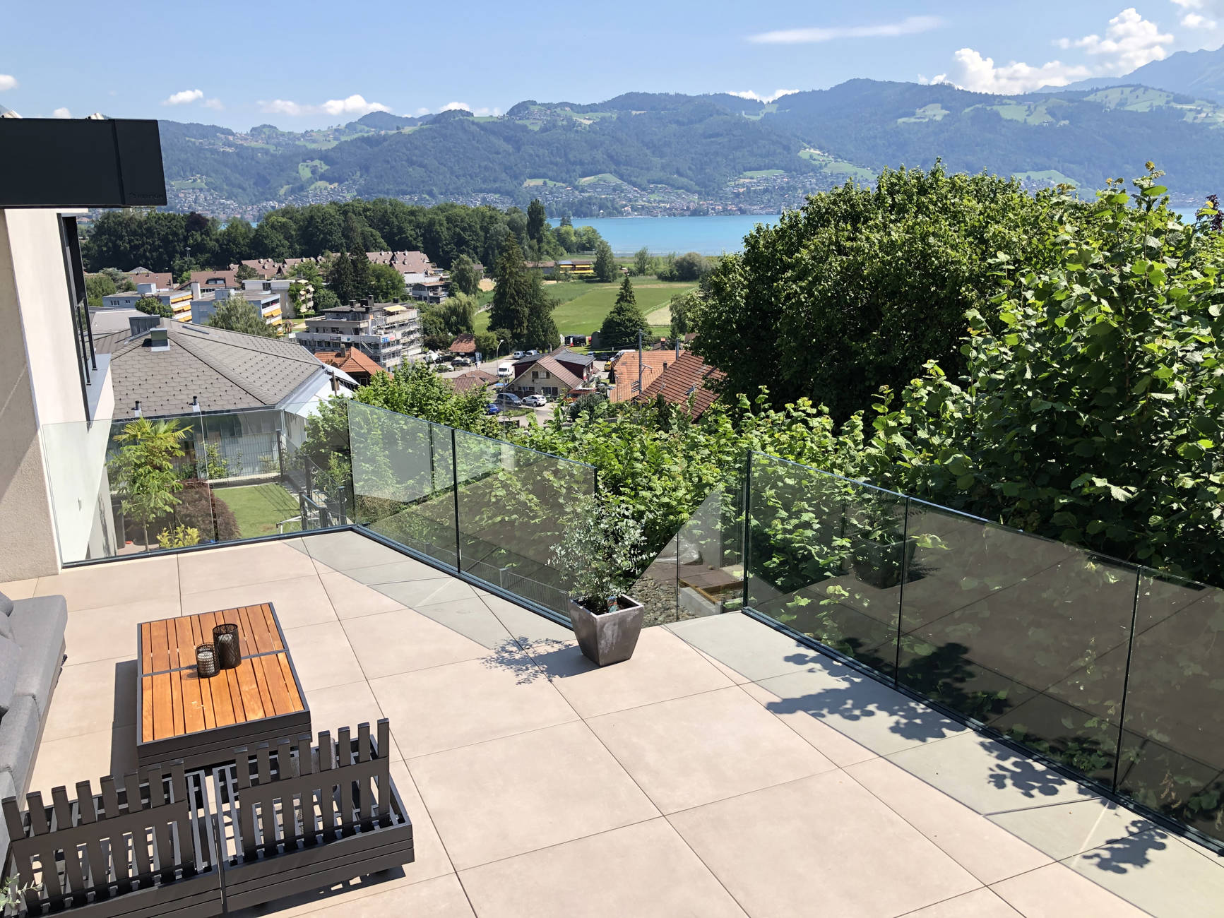 Terrasse Balkon Stahl Keramikplatten Geländer Glas Thun Bern Interlaken Berner Oberland von Niederhäusern AG Metall- und Stahlbau Vonag