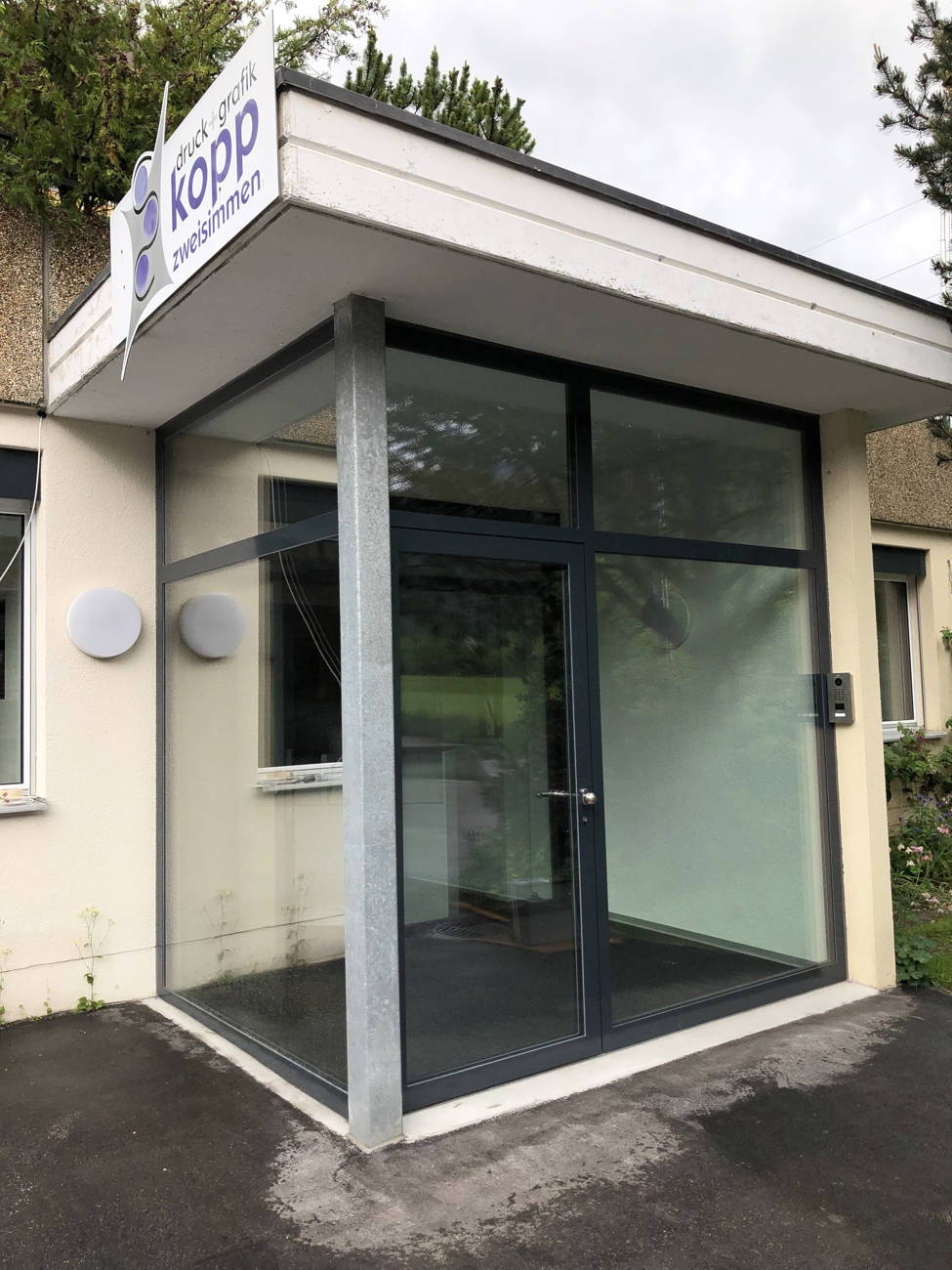 Windfang Eingangsverglasung Spiez Thun Bern Interlaken Berner Oberland Lenk Zweisimmen Gstaad von Niederhäusern AG Metall- und Stahlbau Vonag