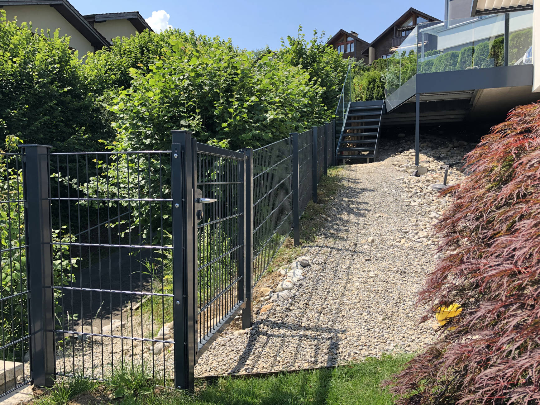 Gartenzaun Gartentüre Zauntor Metall Doppelstabmatten Spiez Thun Bern Interlaken Berner Oberland von Niederhäusern AG Metall- und Stahlbau Vonag