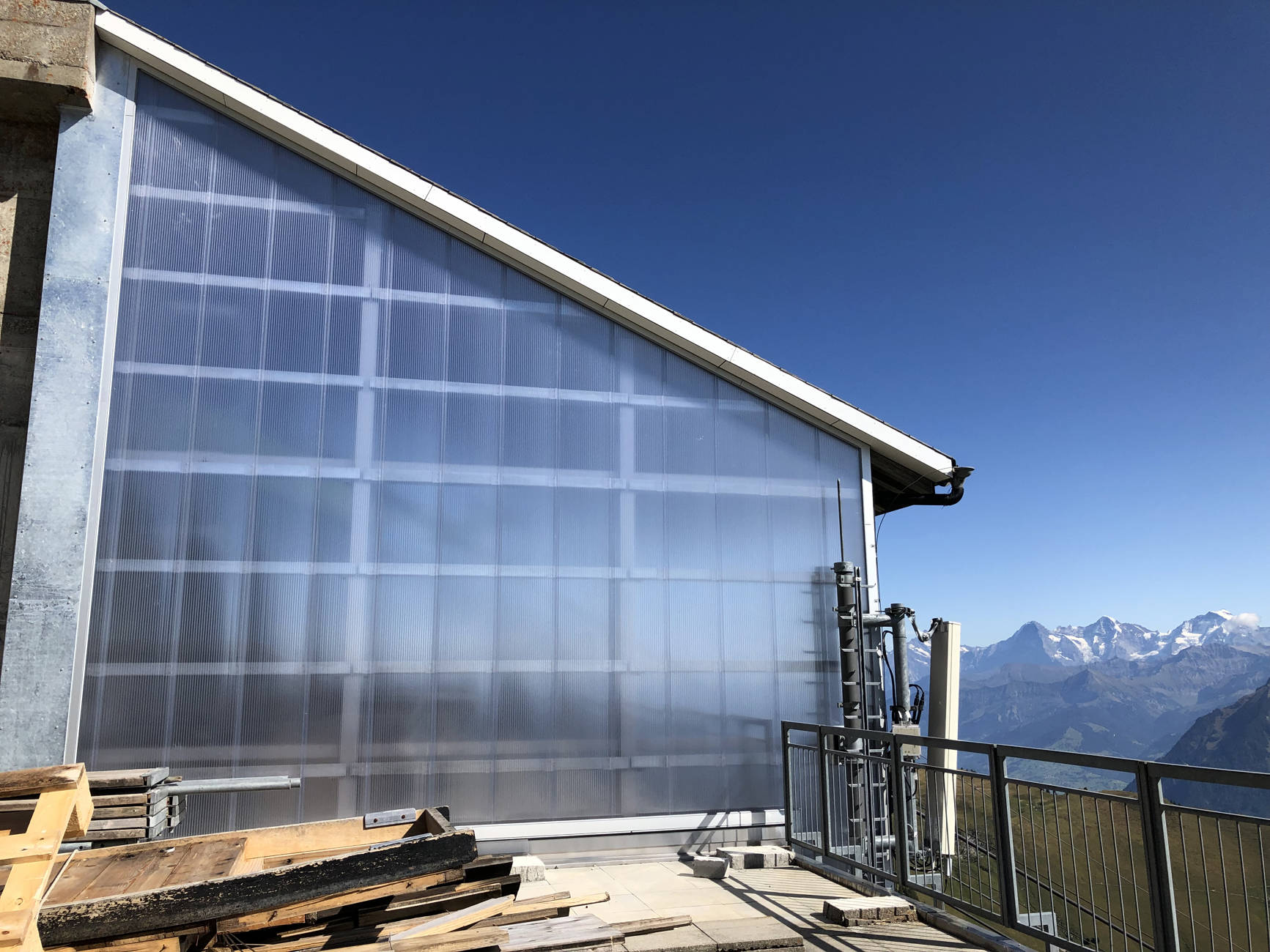Fassade Neomat Kunststoffplatten Station Erlenbach Spiez Thun Bern Interlaken Berner Oberland Lenk Zweisimmen Gstaad von Niederhäusern AG Metall- und Stahlbau Vonag