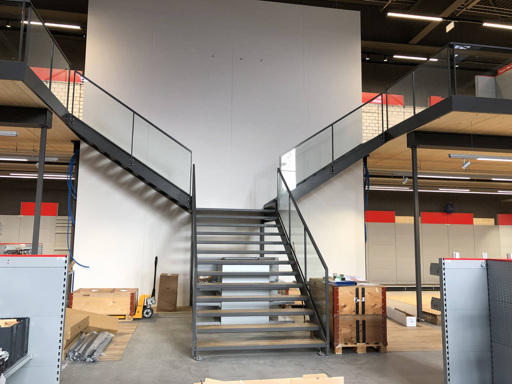 Stahltreppe Holztritte Glasgeländer Spiez Thun Bern Interlaken Berner Oberland Lenk Zweisimmen Gstaad von Niederhäusern AG Metall- und Stahlbau Vonag