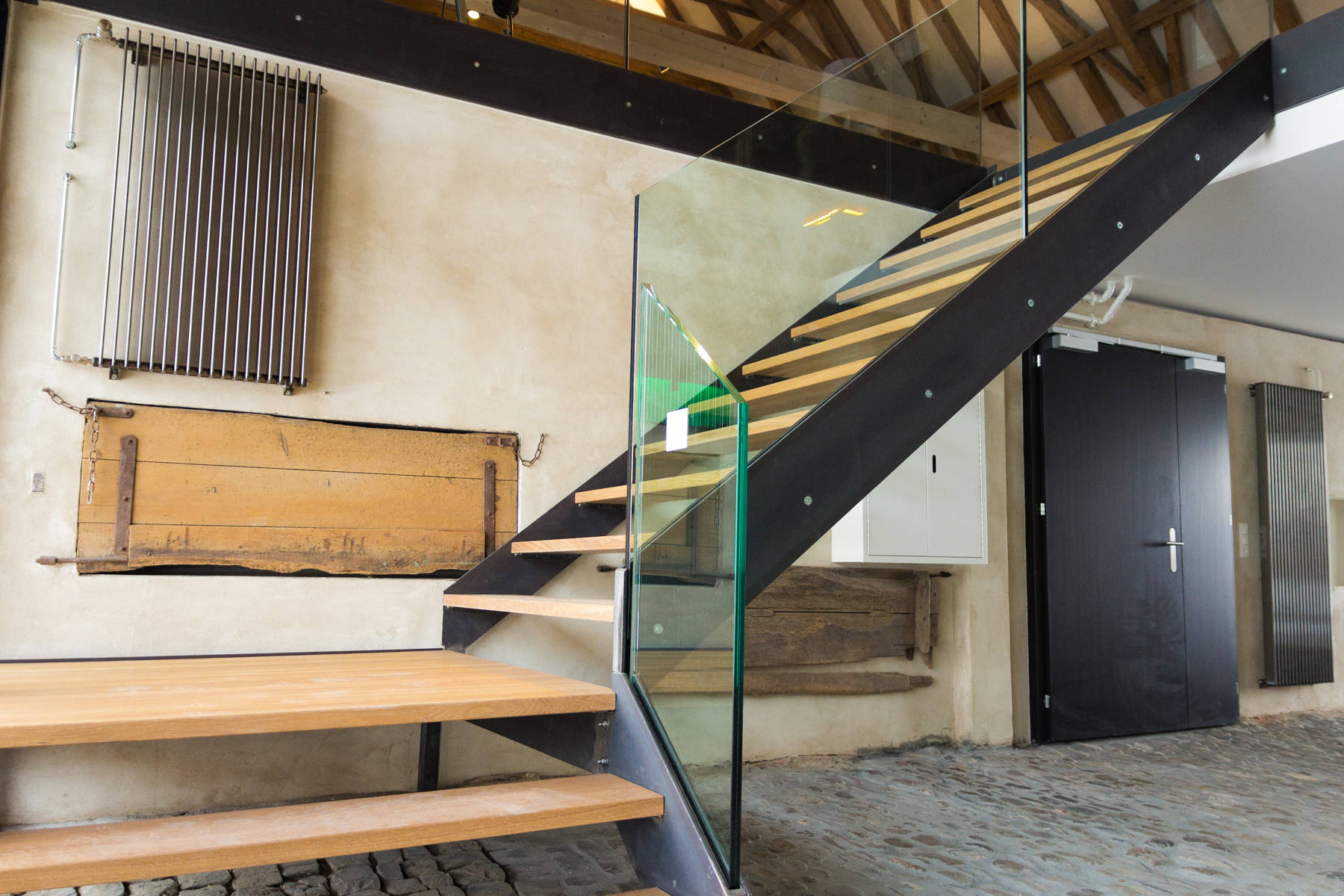 Stahltreppe Metalltreppe Glasgeländer Holztritte Bauernhaus Migros Oberland Frutigen Gstaad Zweisimmen Spiez Thun Bern Berner Oberland von Niederhäusern AG Metall- und Stahlbau Erlenbach Vonag Gschwend AG Gastro-Bau